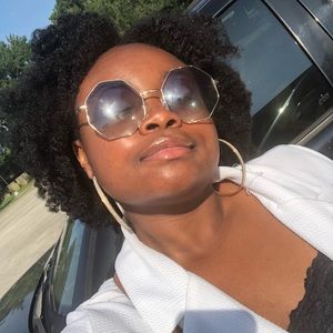 Meet your Posher, Larissa